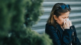 Alergia na pleśń ? jak z nią walczyć? Zdrowie, LIFESTYLE - Według prognoz Europejskiej Akademii Alergologii i Immunologii Klinicznej w 2025 r. z alergiami będzie zmagać się już połowa Europejczyków. Głównymi podejrzanymi są zazwyczaj pyłki czy roztocza, jednak powodem złego samopoczucia mogą być także zarodniki grzybów pleśniowych.