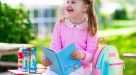Back to School z Plusssz Junior pomóż dziecku dobrze zacząć rok szkolny Dziecko, LIFESTYLE - Już za chwilę nasze pociechy przekroczą próg klasy i wpadną w wir obowiązków szkolnych oraz zabaw z rówieśnikami. Jak przygotować je na stresujące wyzwania i niekończące się aktywności? Zapewnijmy im odpowiednią dawkę witamin i minerałów.