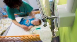 JAK WYGLĄDA OPIEKA NAD DZIEĆMI POD RESPIRATOREM? Zdrowie, BIZNES - Wiele dzieci cierpi na poważne choroby, które uniemożliwiają im normalne funkcjonowanie. Niektóre posiadają takie wady od narodzin, u innych pojawiają się one w późniejszym okresie. Najważniejsze w tym przypadku jest zadbanie o ich najwyższy komfort.