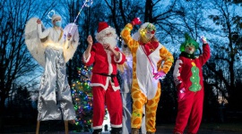 Amazon i Fundacja ?Dr Clown? zorganizowali świąteczne atrakcje dla dzieci Zdrowie, LIFESTYLE - Amazon i Fundacja ?Dr Clown? zorganizowali świąteczne atrakcje dla małych pacjentów z sześciu placówek znajdujących się w pobliżu centrów logistycznych firmy. Kolorowe iluminacje, występy artystyczne wprowadziły promyk nadziei i radości do szpitalnych pomieszczeń.