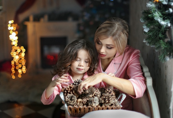 ŚWIĘTA W ODOSOBNIENIU? JAK ZNIEŚĆ ROZŁĄKĘ Z BLISKIMI W TAK WAŻNYM CZASIE? Zdrowie, LIFESTYLE - Tegoroczne Boże Narodzenie będzie zupełnie inne. Mimo, iż wszyscy czekali na spotkania rodzinne z wielką tęsknotą, to już teraz wiadomo, że przy świątecznym stole z powodu nałożonych obostrzeń ale i po prostu własnych obaw przed zakażeniem koronawirusem, zasiądzie mniej osób.