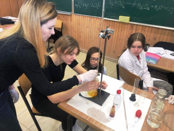 Białystok. Rozwijają zainteresowania mimo pandemii Dziecko, LIFESTYLE - Zespół Szkół Społecznych Fundacji Edukacji Fabryczna 10? podpisał umowę z Urzędem Marszałkowskim Województwa Podlaskiego na realizacje edukacyjnego projektu Rozwijamy skrzydła na Fabrycznej?.