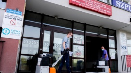 Transport wewnętrzny w podmiotach leczniczych Zdrowie, BIZNES - Zwiększenie dostaw sprzętu medycznego podczas epidemii unaoczniło znaczenie wyposażenia umożliwiającego sprawny rozładunek sprzętu i środków ochrony osobistej. Przyglądamy się dobrym praktykom w tym zakresie i szacujemy skalę korzyści z wdrożenia nowoczesnych rozwiązań.