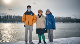 Nieocenione wsparcie Babci? Dziecko, LIFESTYLE - Babcia Janina ma uśmiechnięty głos. Wciąż pełno w niej energii, chęci do życia i nadludzkiej siły, którą dzieli się ze swoją niezwykłą rodziną, wspierając córkę Agnieszkę i zięcia Tomka w opiece nad trójką niepełnosprawnych dzieci.
