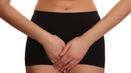 Wysiłkowe nietrzymanie moczu ? wstydliwy problem kobiet Zdrowie, LIFESTYLE - Do tej krępującej sytuacji może dojść podczas kichania, kaszlu, szybkiego marszu, wchodzenia po schodach czy schylania się.