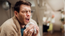 Przed nami kolejny sezon zachorowań na grypę. Dlaczego warto się szczepić? Zdrowie, LIFESTYLE - Wraz z jesienią nadciąga sezon grypowy, a więc dodatkowe zagrożenie dla układu oddechowego obok COVID-19. Dlaczego warto szczepić się przeciw grypie podczas pandemii?