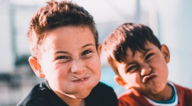 Zamień 1h dziennie przed ekranem na zdrowy ruch Zdrowie, LIFESTYLE - Co 10. dziecko i nastolatek na świecie ma nadwagę lub jest otyłe. Przyczyną tego stanu jest nie tylko zła dieta, ale i brak ruchu. Jedna godzina dziennie przed ekranem zamieniona na umiarkowaną aktywność fizyczną to jeden z pierwszych kroków w kierunku prawidłowej wagi.