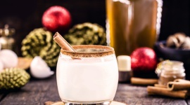 Kawa tworzy święta , LIFESTYLE - Kawa jest wpisana jest w świąteczne tradycje o wiele mocniej niż się w pierwszej chwili może wydawać. W różnych zakątkach świata to kawa wywołuje ducha świąt ? zdobiąc mieszkanie, gromadząc członków społeczności czy będąc składnikiem znanych od wieków potraw.