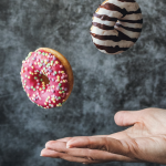Tłusty czwartek ? pomysły na pączki z twistem